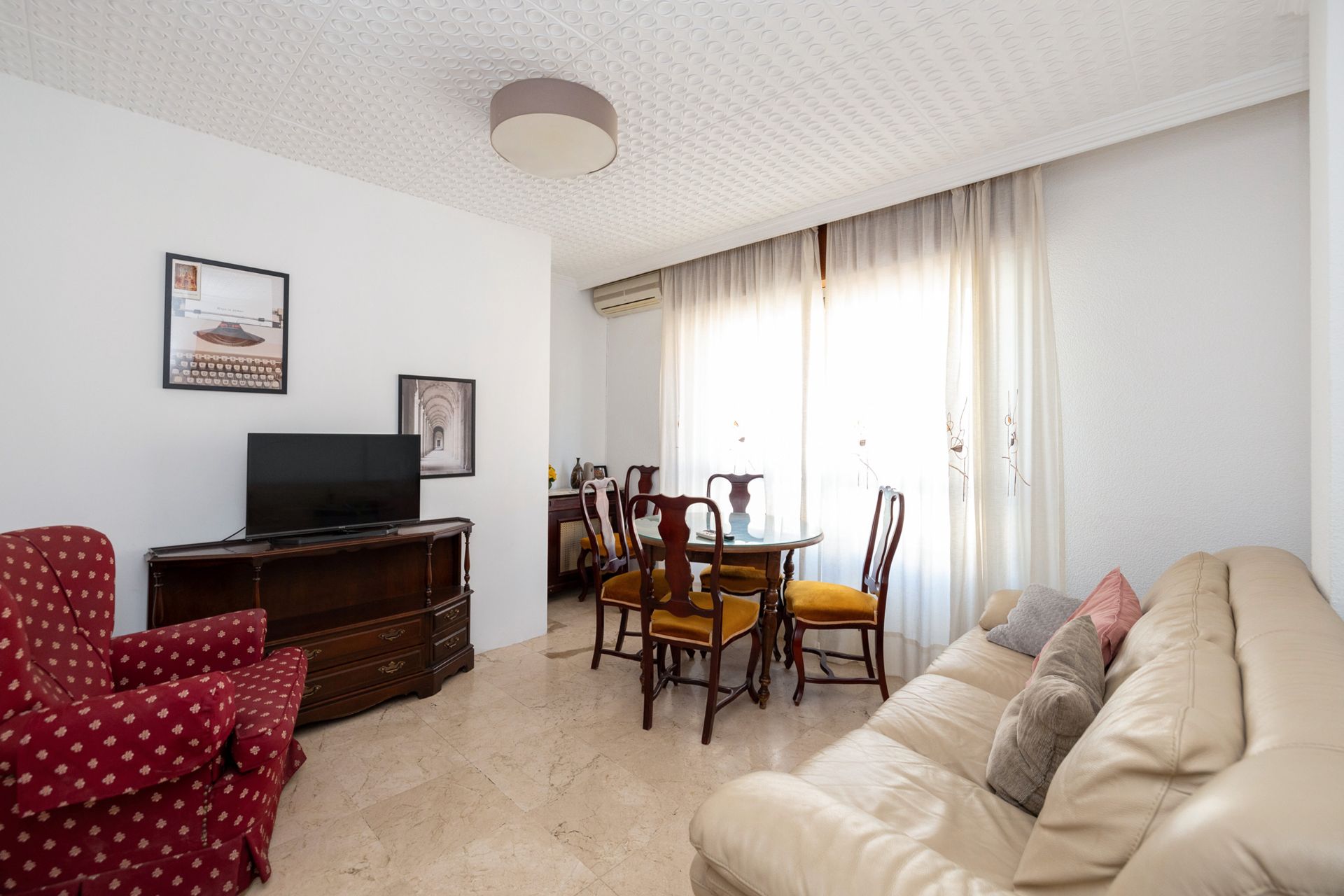 Living room of Flat to rent in  Granada Capital  with Heating, Furnished and Washing machine