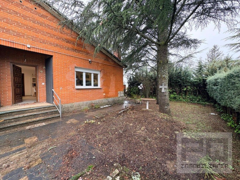 Exterior view of House or chalet for sale in Las Navas del Marqués 