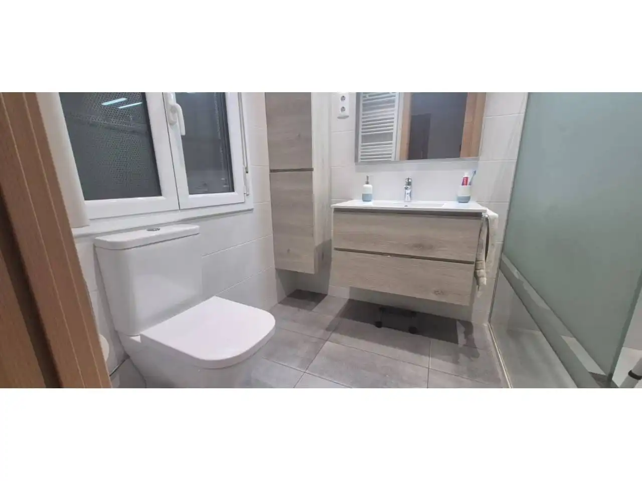 Badezimmer von Einfamilien-Reihenhaus zum Verkauf in L'Hospitalet de Llobregat mit Klimaanlage, Heizung und Parkett