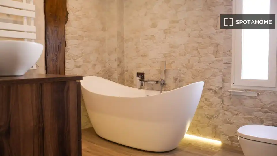 Bathroom of Flat for rent in Valencia  with Air Conditioner, Heating and Furnished