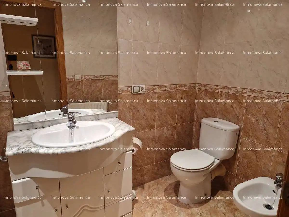Bathroom of Flat for rent in Salamanca  with Heating, Furnished and Microwave