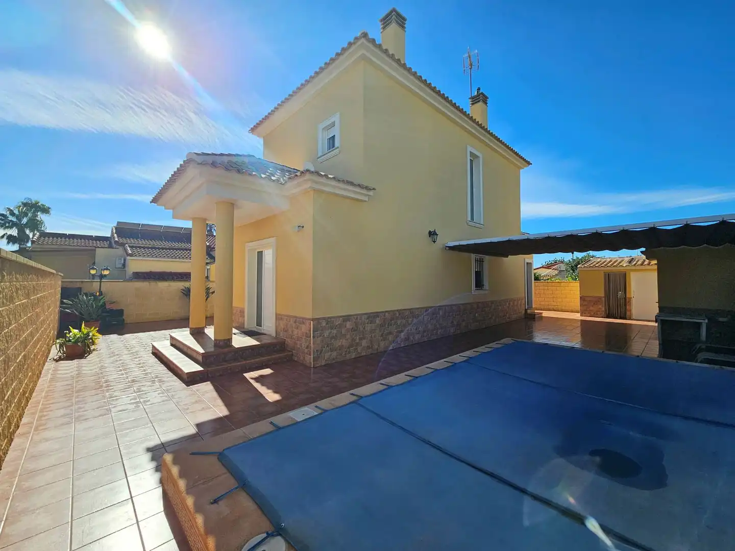 Vista exterior de Casa o chalet en venta en Torrevieja con Jardín privado, Terraza y Piscina