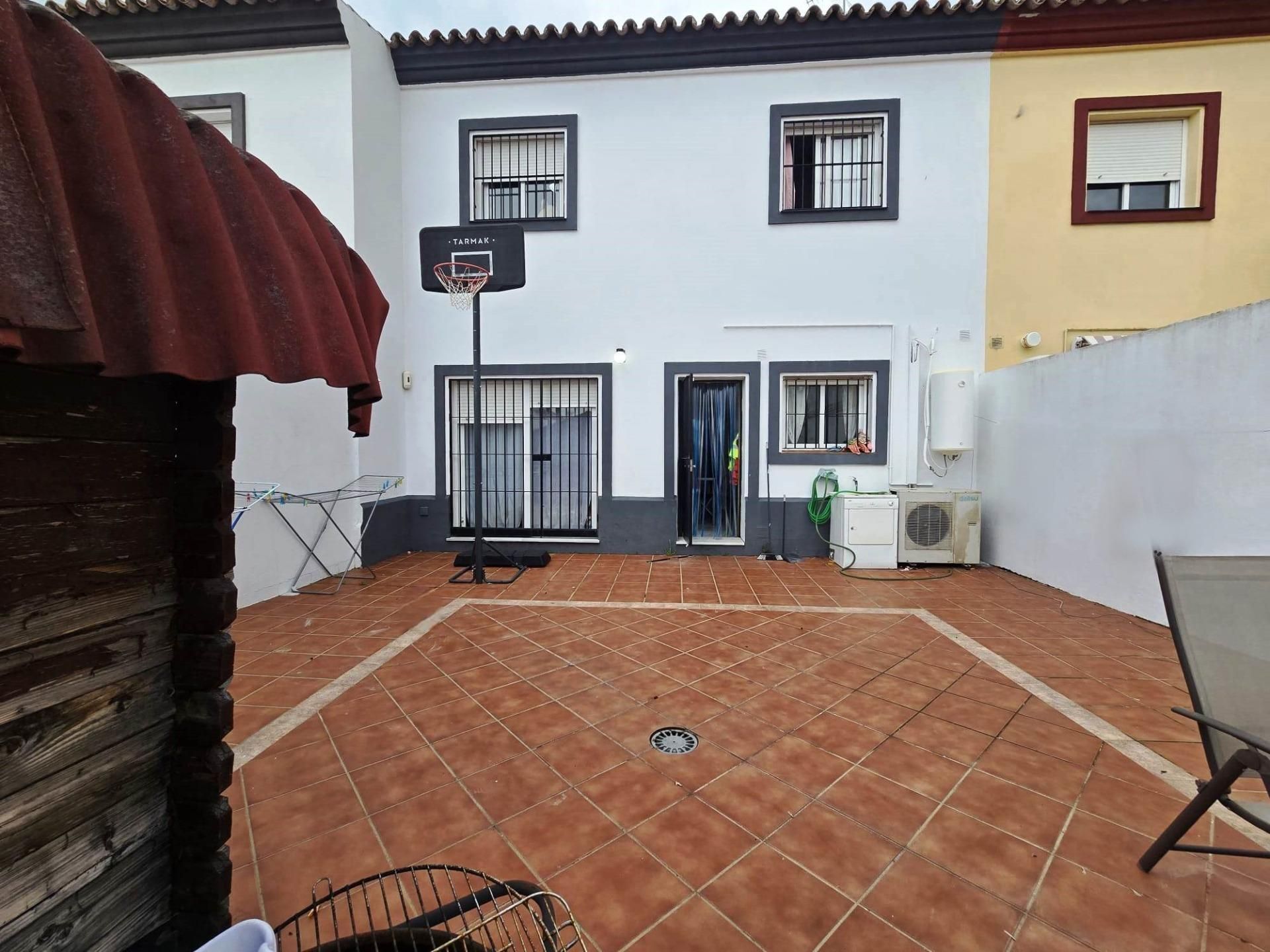 Vista exterior de Casa adosada en venda en Espartinas amb Aire condicionat i Traster