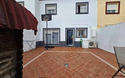 Vista exterior de Casa adosada en venda en Espartinas amb Aire condicionat i Traster