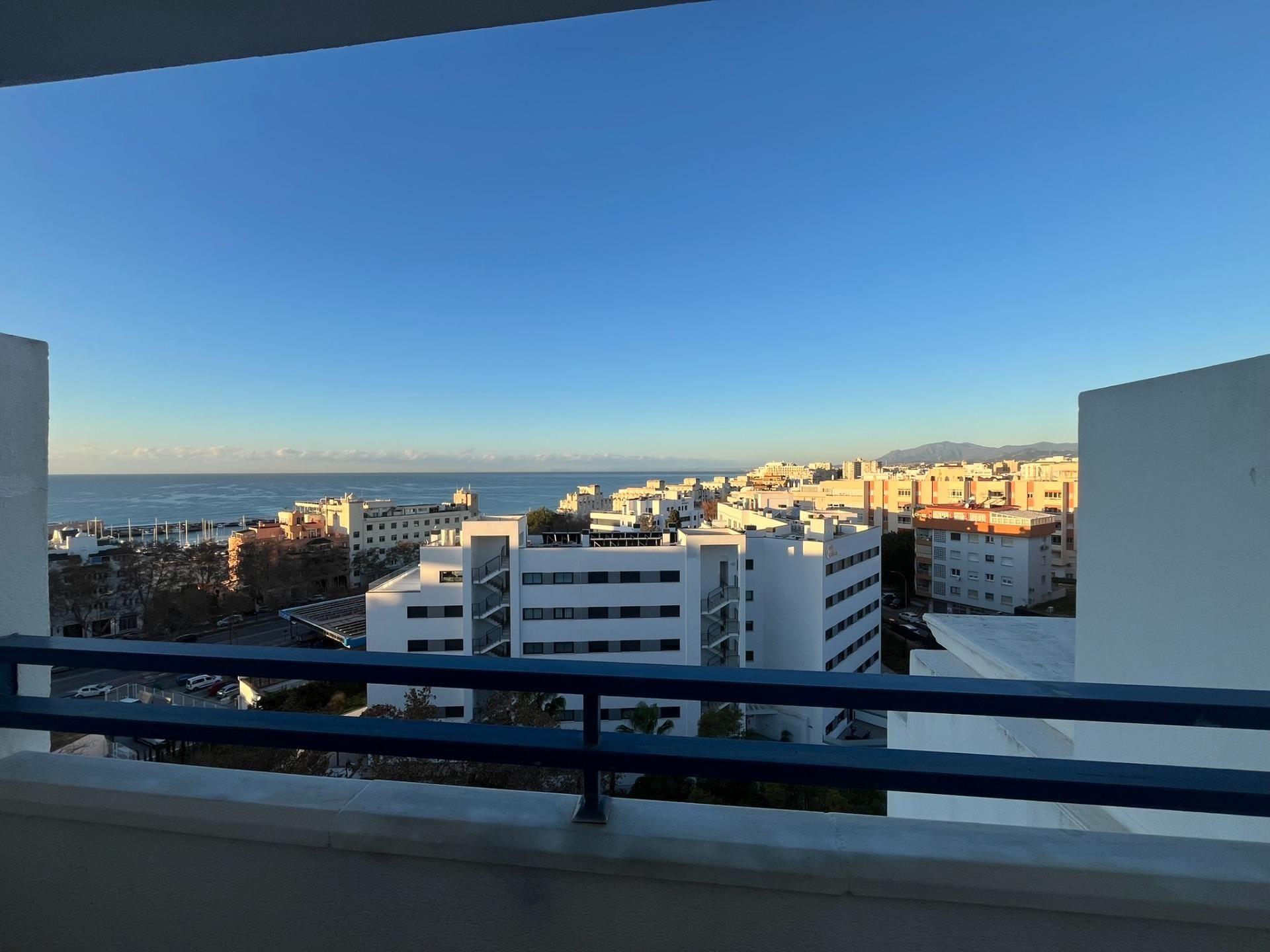 Vista exterior de Àtic en venda en Marbella amb Aire condicionat, Calefacció i Jardí privat