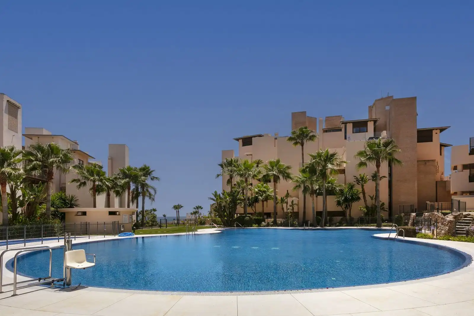 Piscina de Dúplex en venda en Estepona amb Aire condicionat, Terrassa i Traster