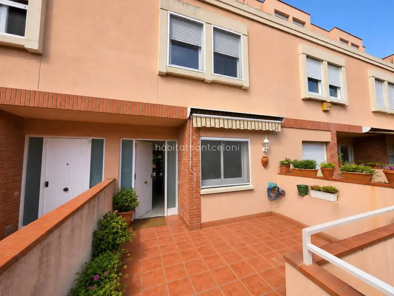 Vista exterior de Casa adosada en venda en Cerdanyola del Vallès amb Calefacció, Jardí privat i Piscina comunitària