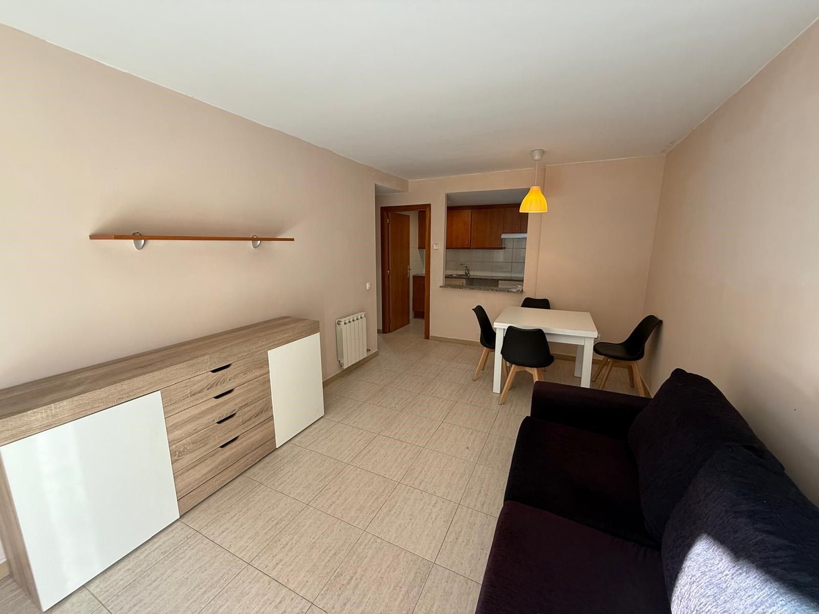 Dormitori de Pis de lloguer en Girona Capital amb Calefacció, Terrassa i Moblat