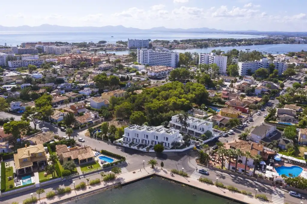 Vista exterior de Casa o xalet en venda en Alcúdia amb Aire condicionat, Jardí privat i Piscina comunitària