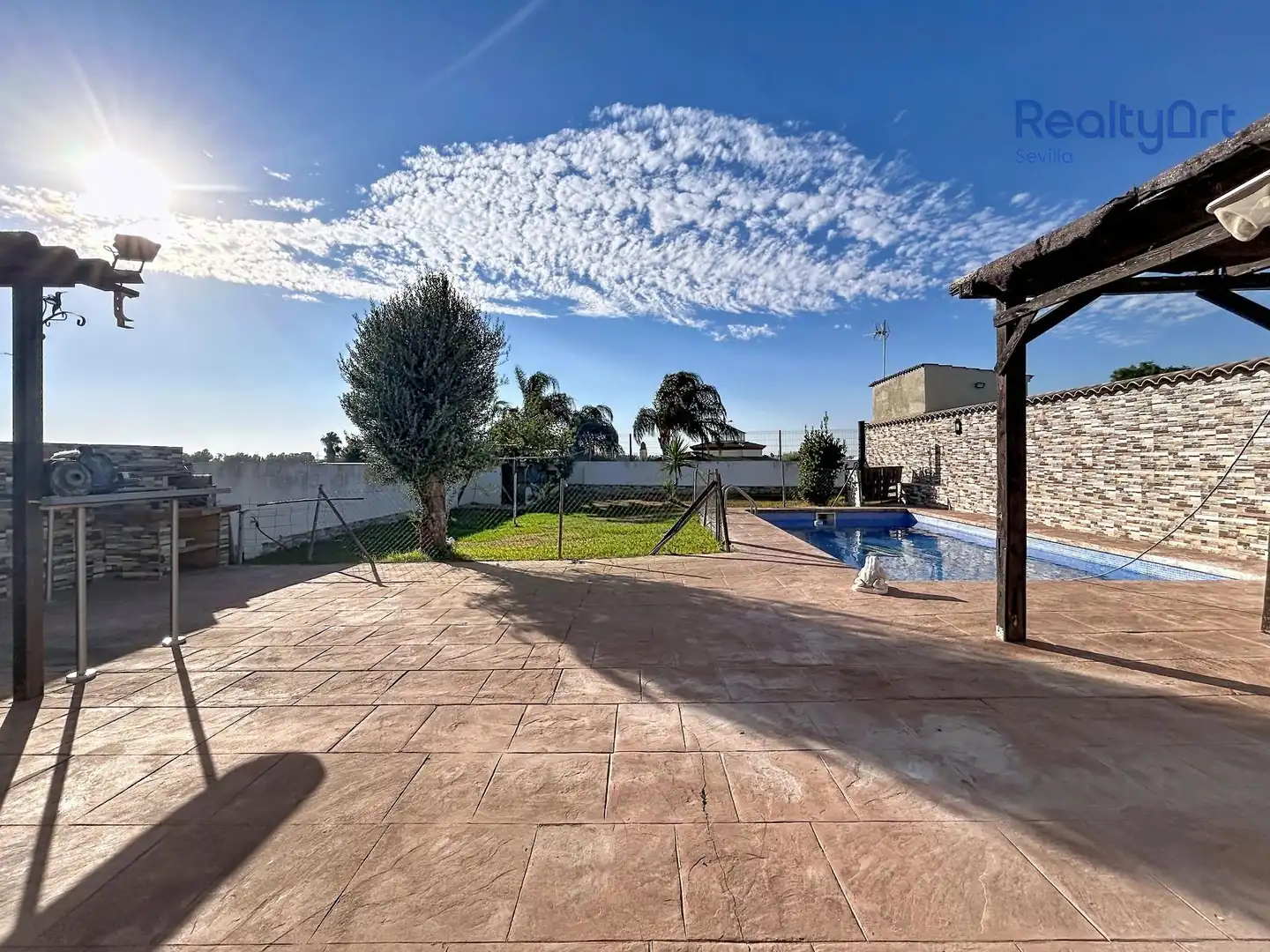 Vista exterior de Casa o xalet en venda en Dos Hermanas amb Aire condicionat, Calefacció i Jardí privat