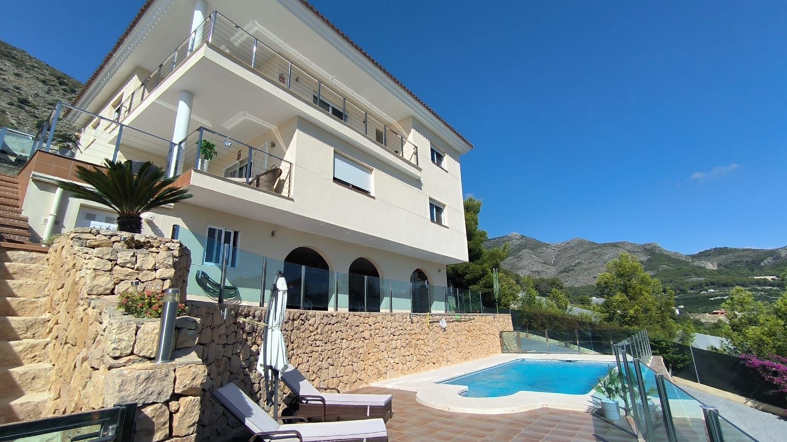 Vista exterior de Casa o xalet en venda en Callosa d'en Sarrià amb Aire condicionat, Calefacció i Jardí privat
