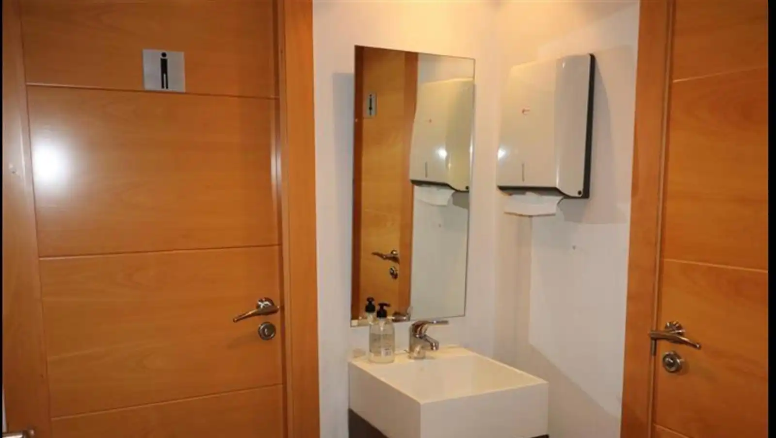Badezimmer von Erdgeschoss zum Verkauf in Castellón de la Plana / Castelló de la Plana mit Klimaanlage, Heizung und Abstellraum