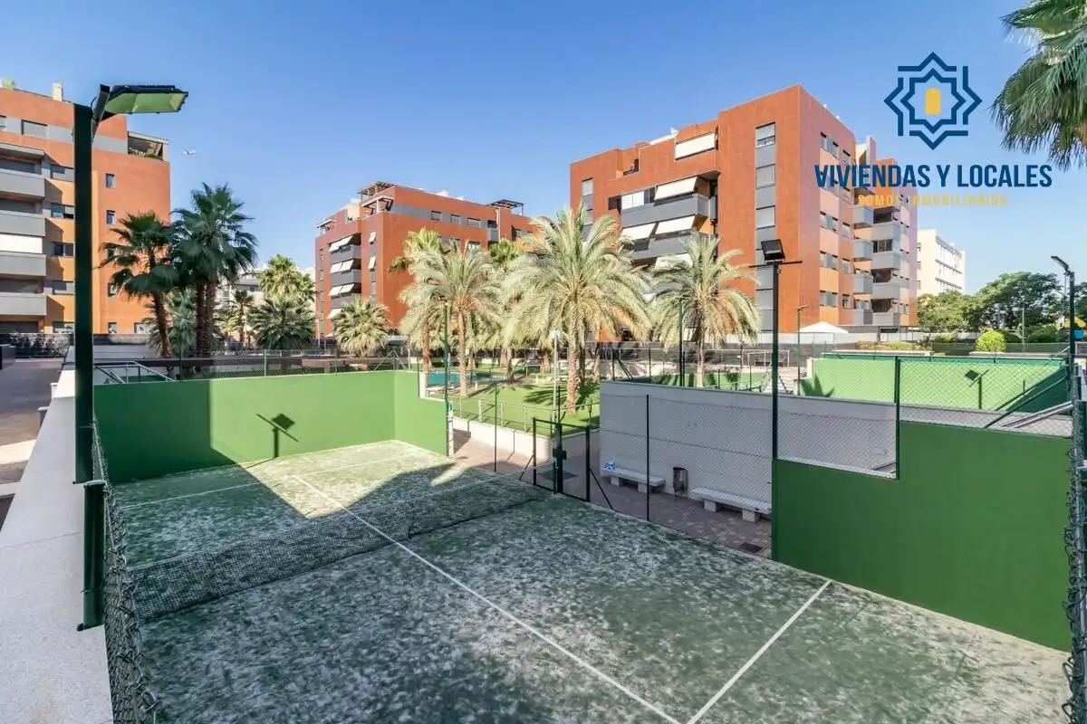 Vista exterior de Pis en venda en Granada amb Piscina comunitària