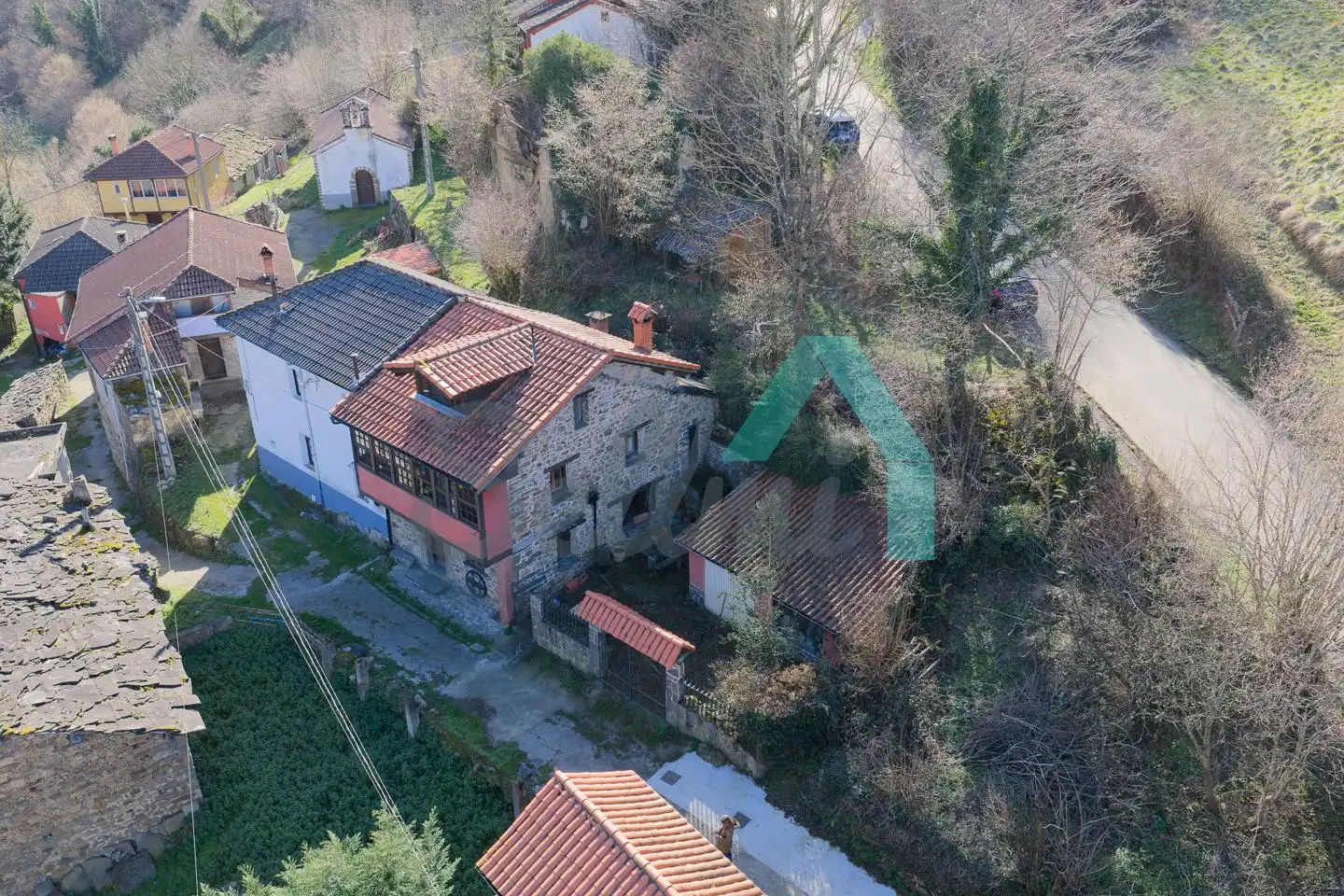 Vista exterior de Casa adosada en venda en Aller amb Jardí privat, Terrassa i Traster