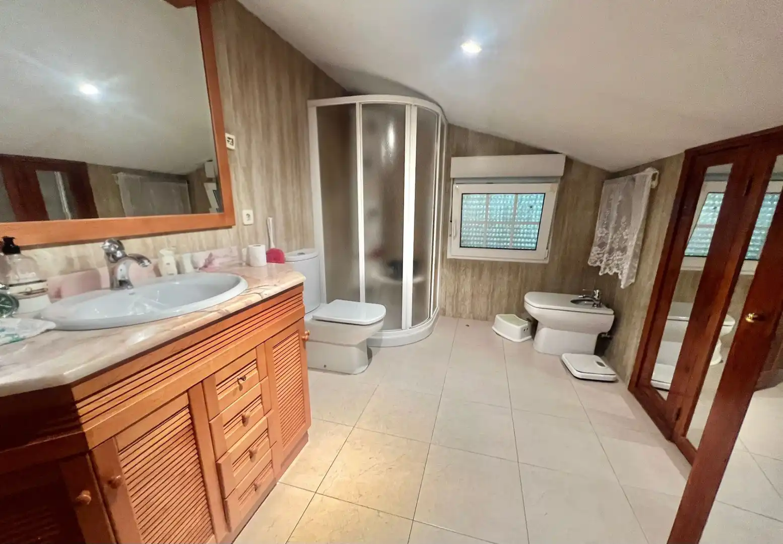 Baño de Casa adosada en venta en Madrid con Aire acondicionado, Calefacción y Jardín privado