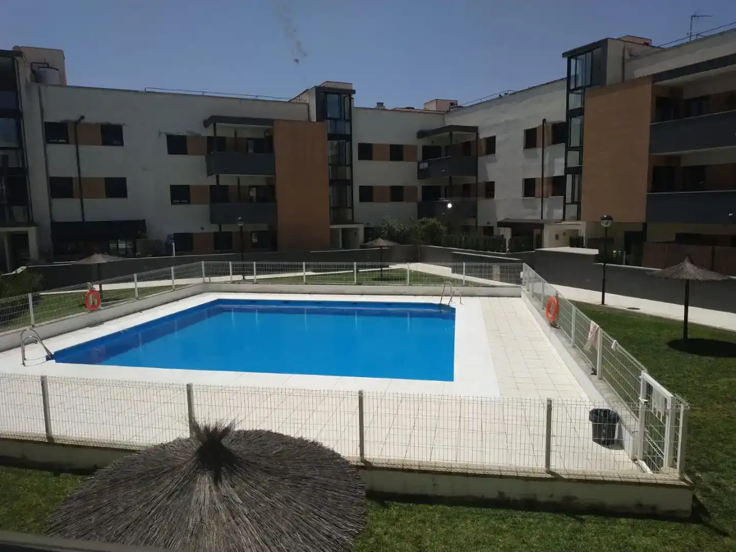 Schwimmbecken von Wohnung zur Miete in Carmona mit Klimaanlage