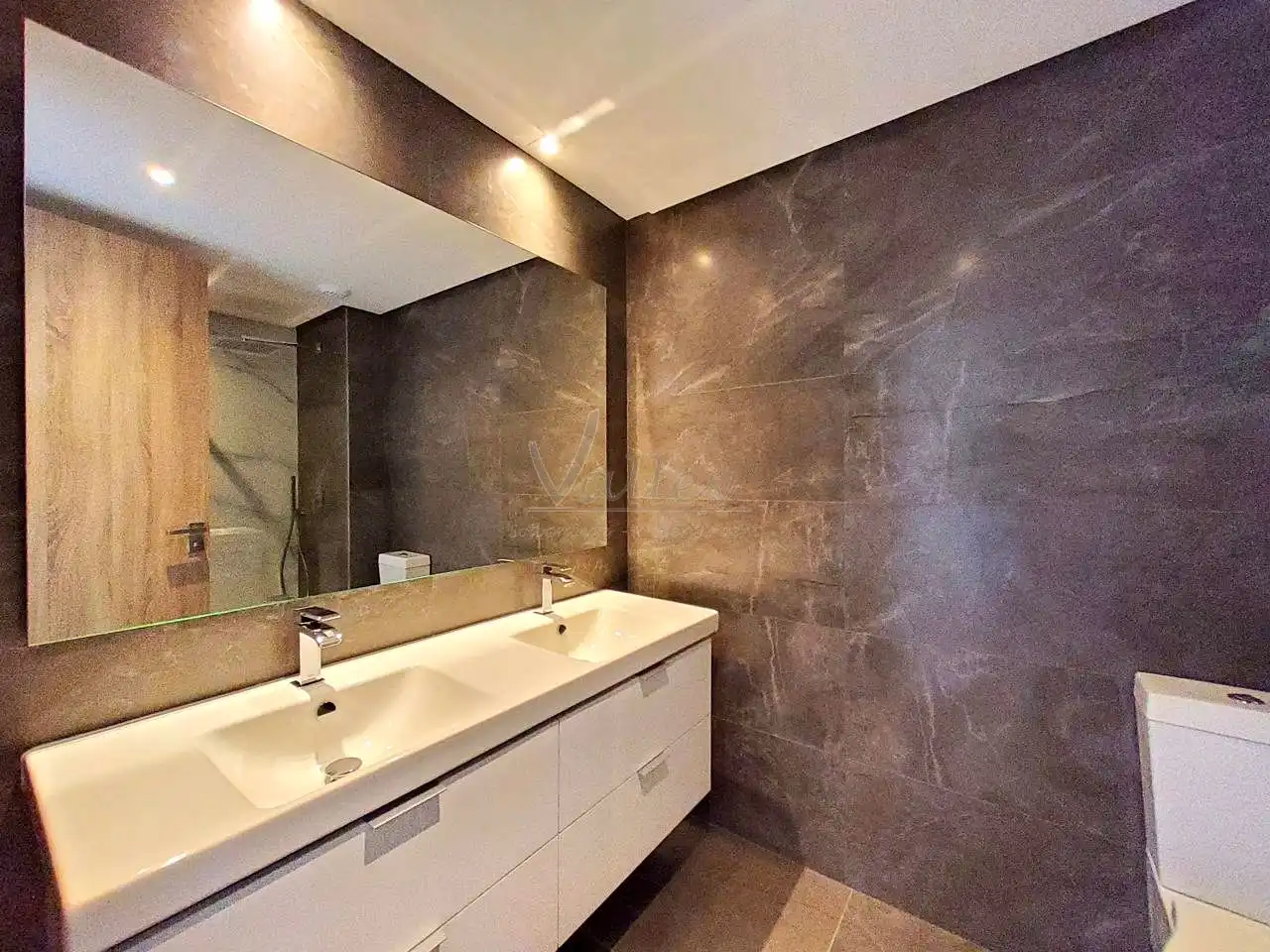 Badezimmer von Wohnungen zum Verkauf in Sotogrande mit Klimaanlage, Terrasse und Möbliert