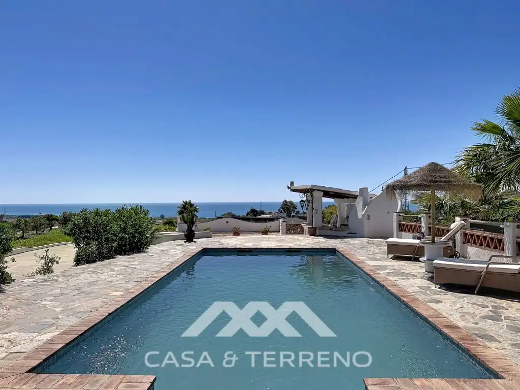 Vista exterior de Casa o xalet en venda en Vélez-Málaga amb Aire condicionat, Jardí privat i Terrassa