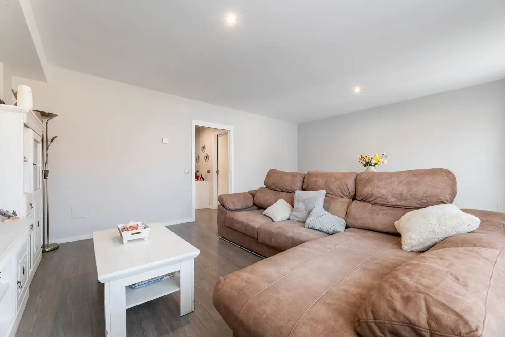 Sala de estar de Casa adosada en venta en Navalcarnero con Calefacción, Jardín privado y Piscina
