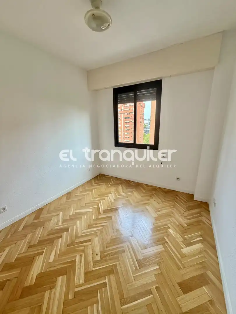 Bedroom of Flat for rent in Madrid  with Air Conditioner and Washing machine