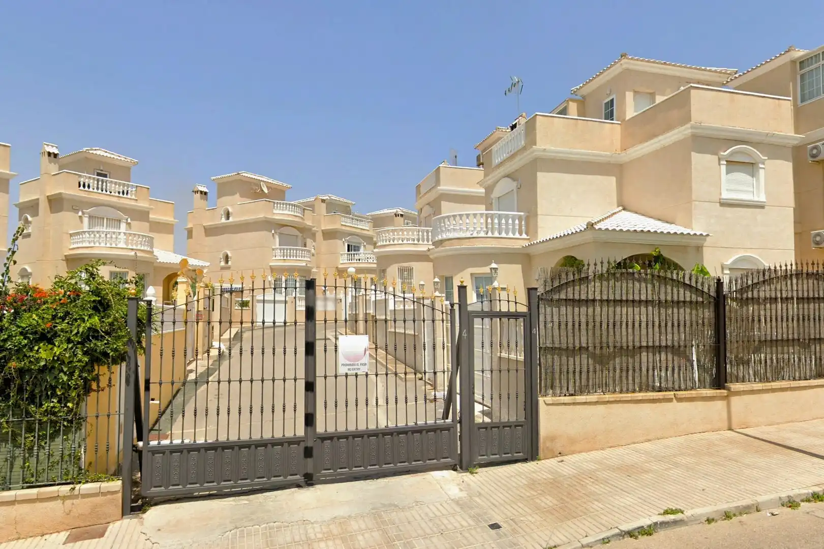 Vista exterior de Casa o xalet en venda en Orihuela amb Aire condicionat, Calefacció i Jardí privat