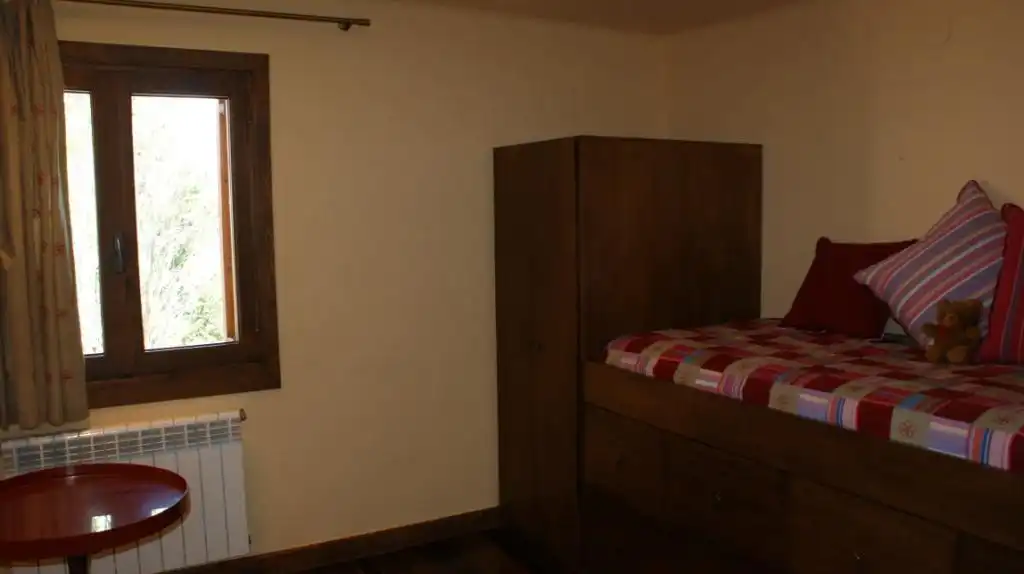 Habitación de Casa adosada de alquiler en Urús con Calefacción, Parquet y Terraza