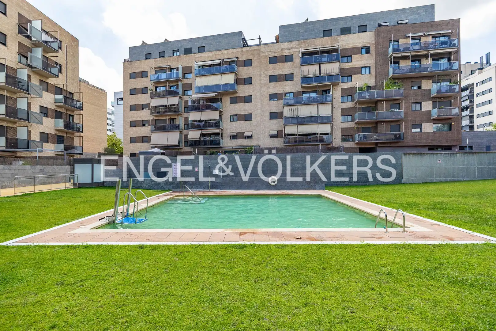 Swimming pool of Flat for sale in Sabadell  with Air Conditioner, Heating and Parquet flooring