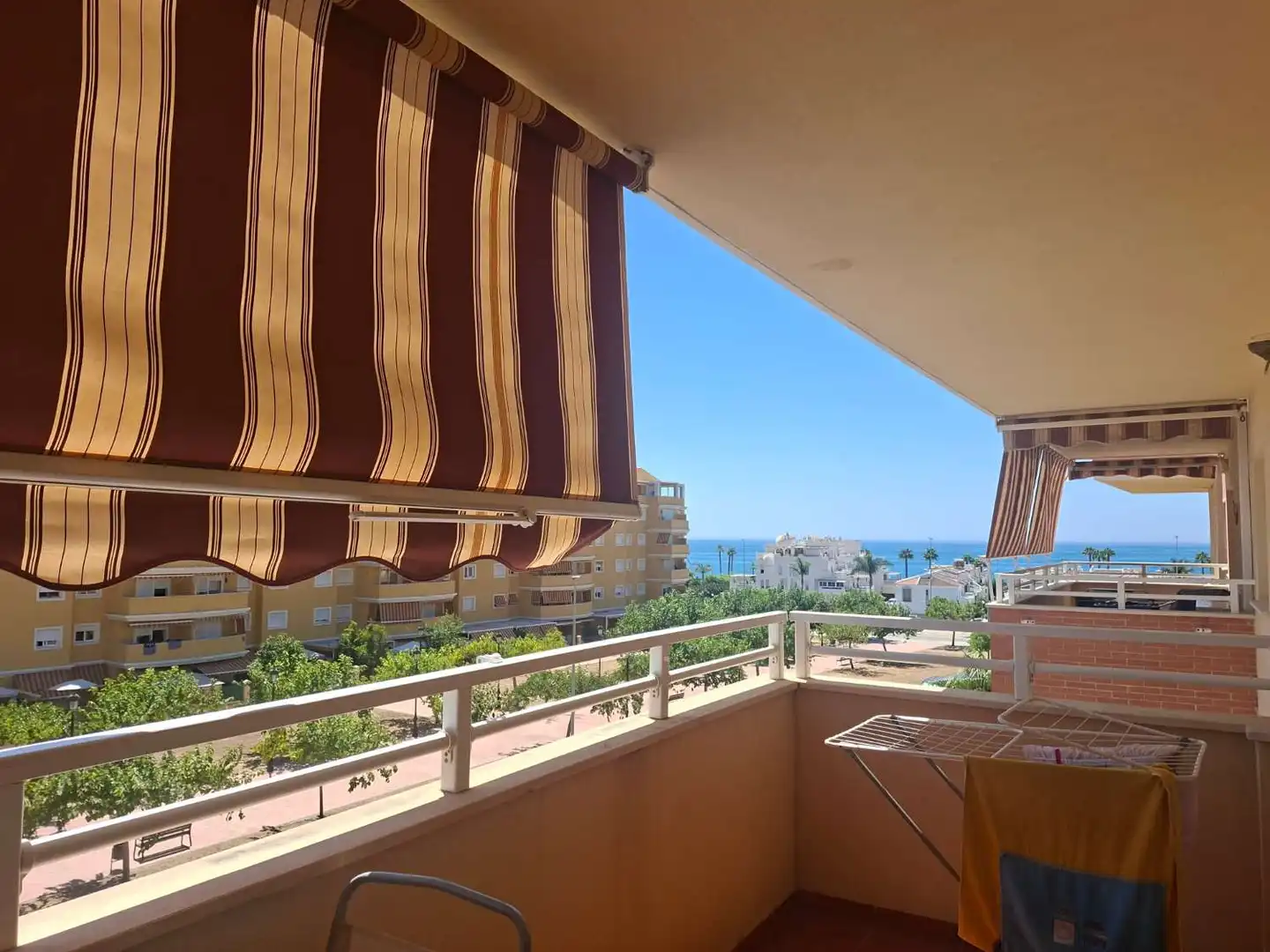 Vista exterior de Pis de lloguer en Algarrobo amb Aire condicionat, Terrassa i Piscina
