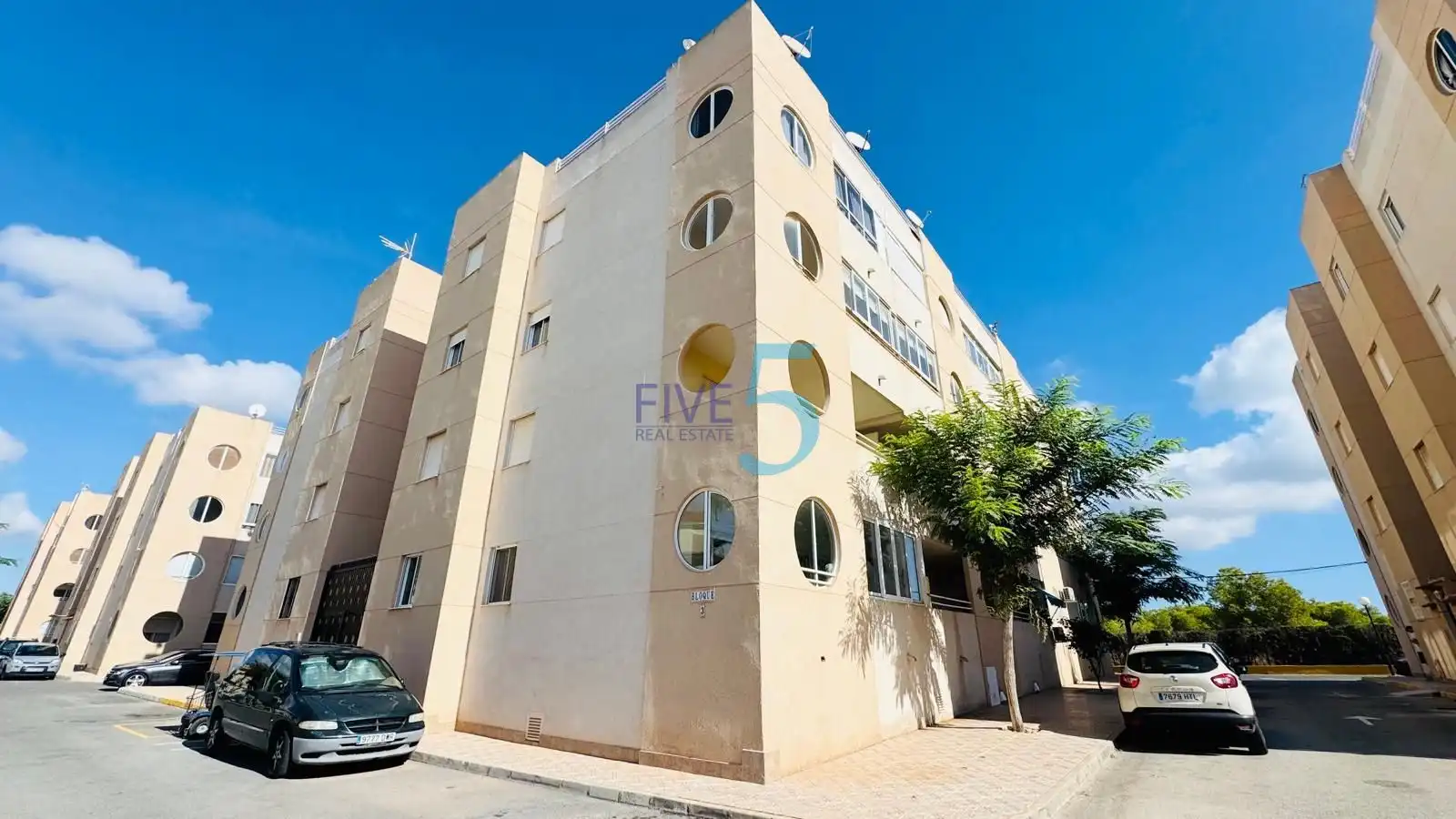 Piso con terraza en venta en Zona Carrefour - Urbanizaciones