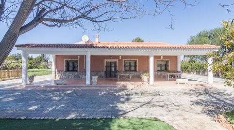 CHALET CON PISCINA Y GRAN PARCELA EN REDOVÁN!