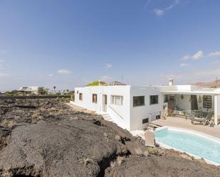 Vista exterior de Casa o xalet en venda en Teguise amb Jardí privat, Piscina i Moblat