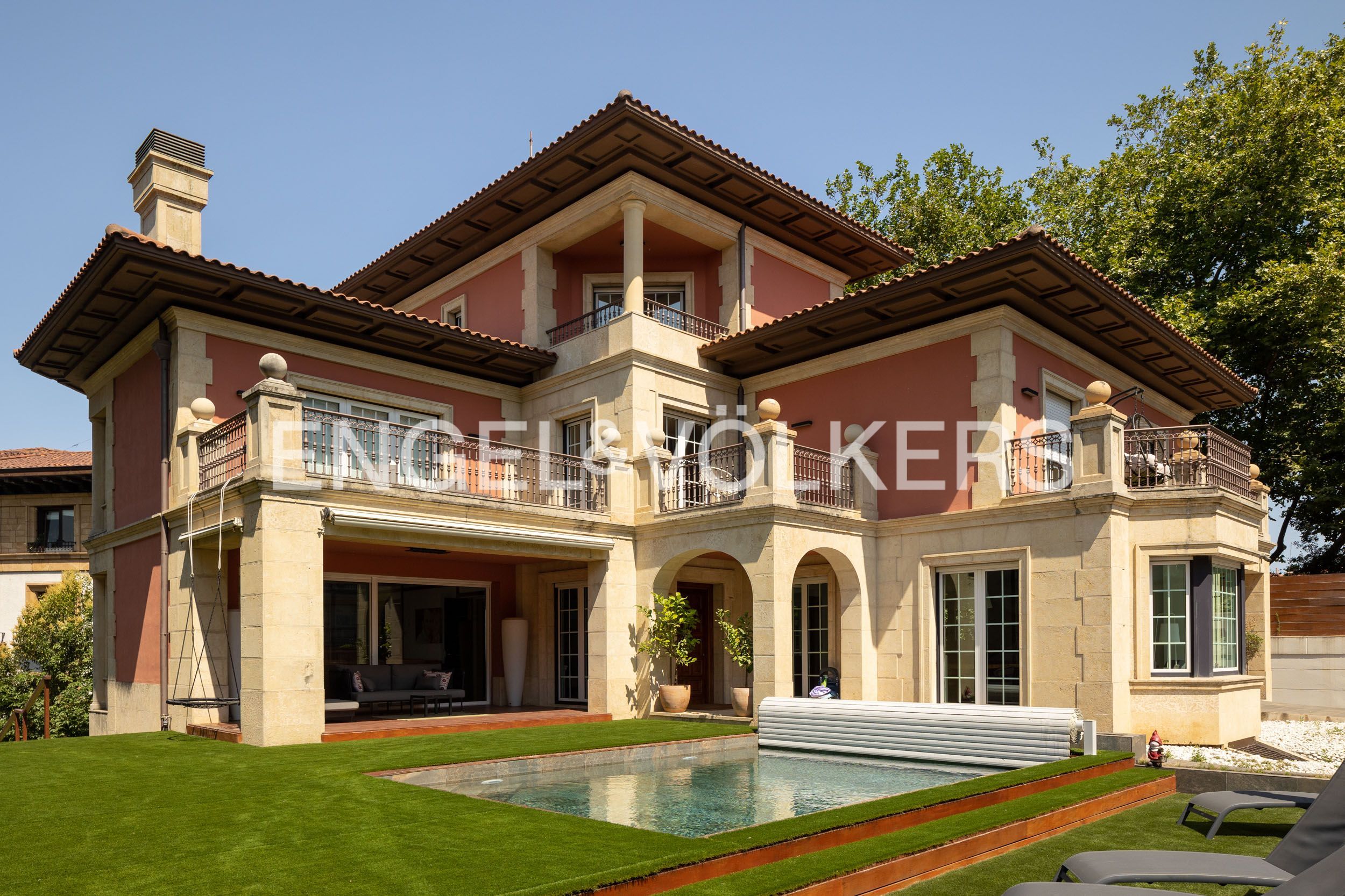 Vista exterior de Casa o xalet en venda en Getxo  amb Aire condicionat, Calefacció i Jardí privat