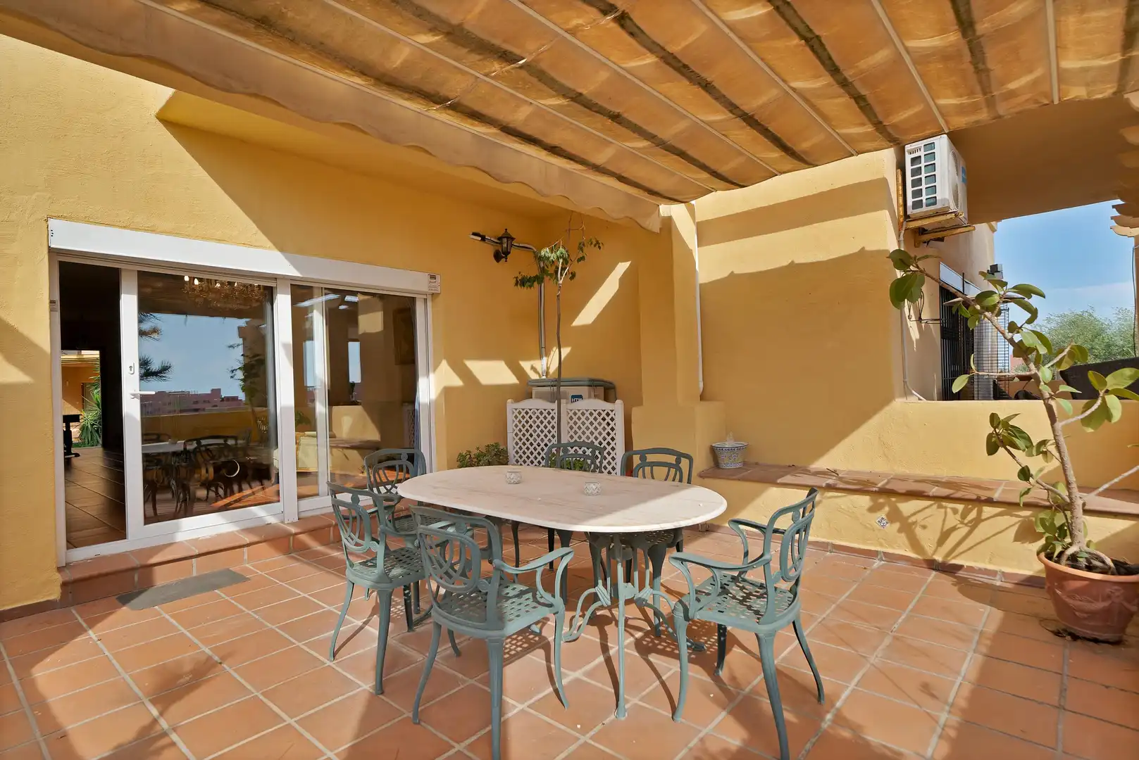 Terrassa de Casa adosada en venda en Estepona amb Aire condicionat, Calefacció i Jardí privat