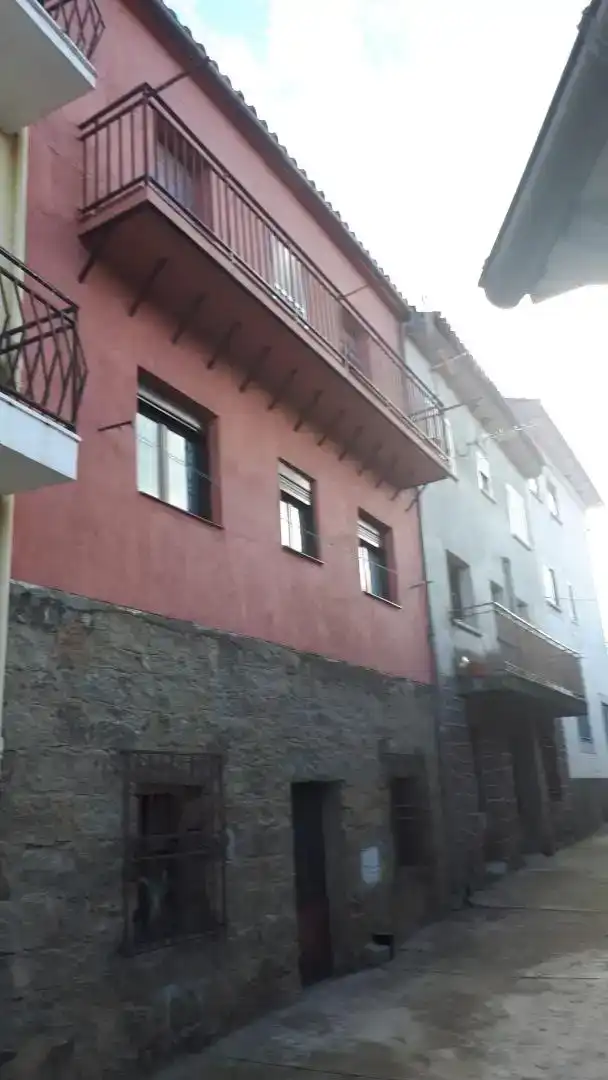 Vista exterior de Casa adosada en venda en Burgohondo amb Traster, Moblat i Forn