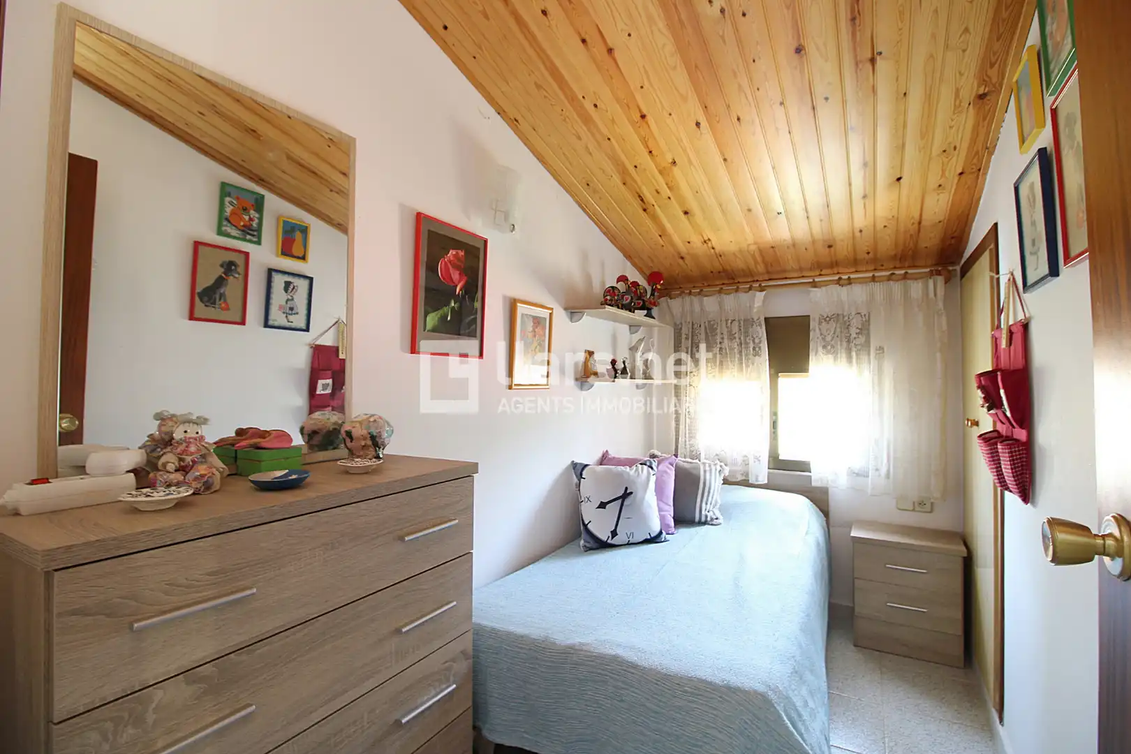 Schlafzimmer von Einfamilien-Reihenhaus zum Verkauf in Cubelles mit Klimaanlage, Heizung und Privatgarten