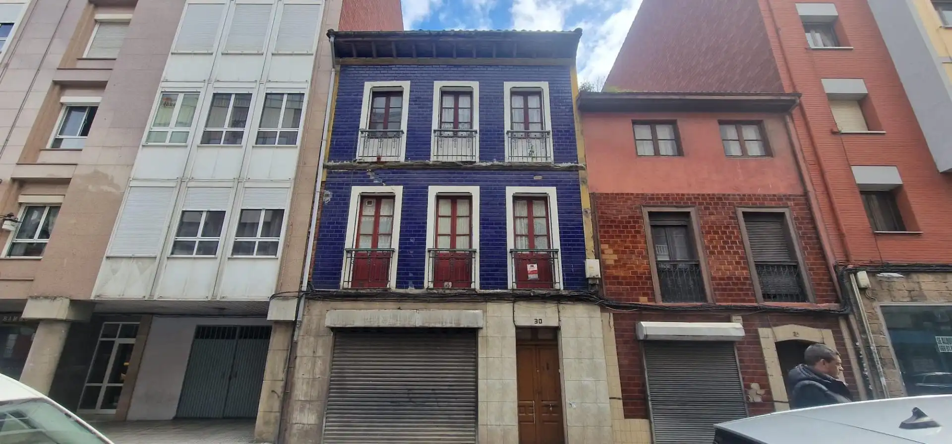 Vista exterior de Edificio en venta en Lena