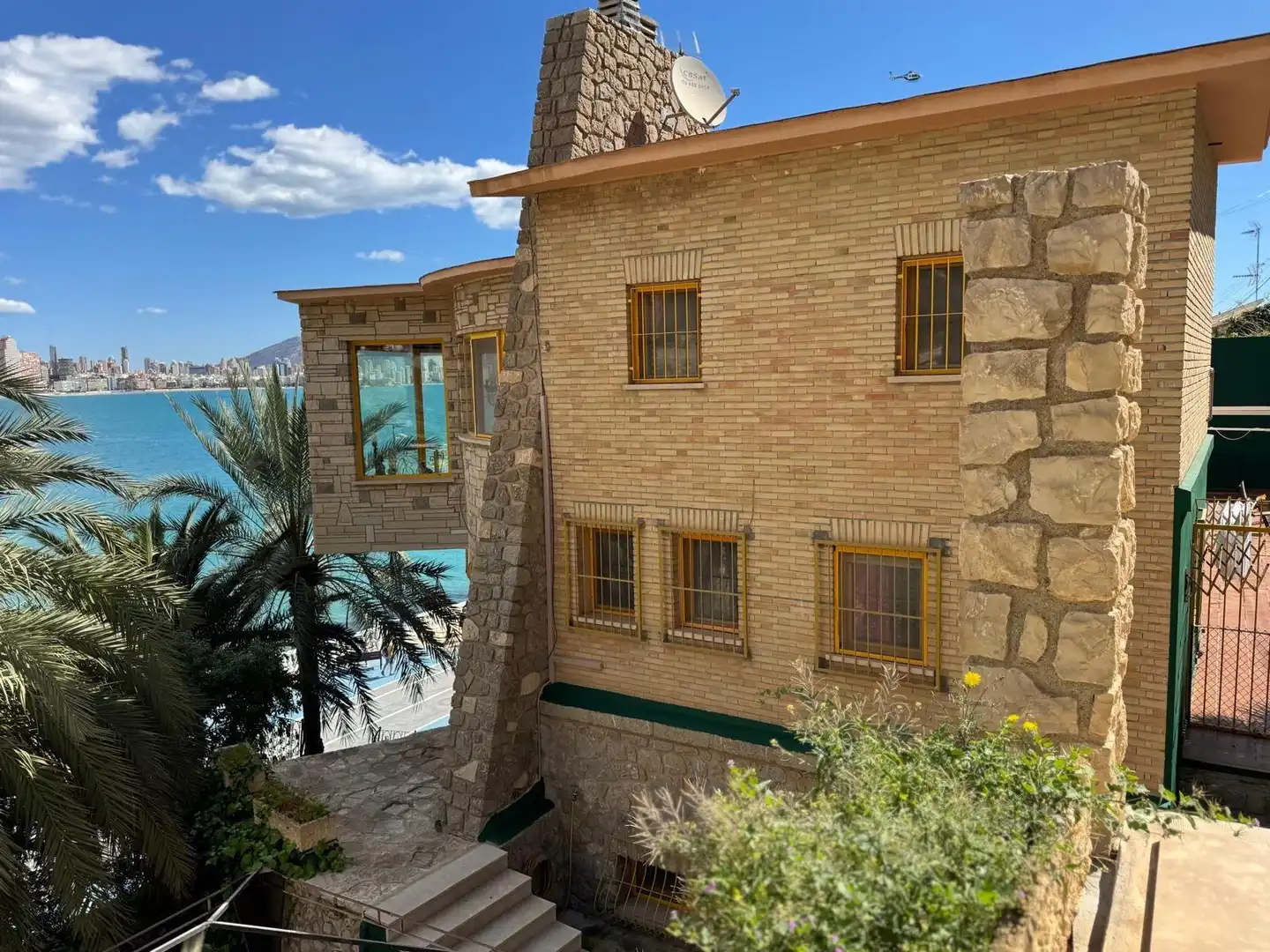 Außenansicht von Haus oder Chalet zum Verkauf in Benidorm mit Klimaanlage, Heizung und Privatgarten