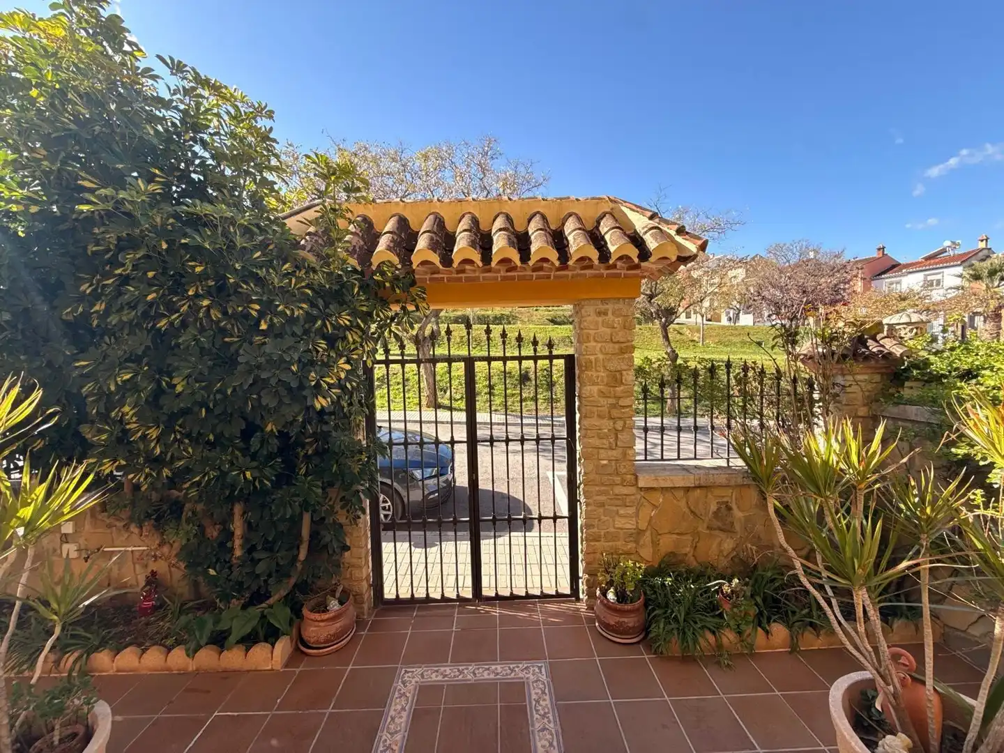Vista exterior de Casa o xalet en venda en Antequera amb Aire condicionat, Jardí privat i Terrassa