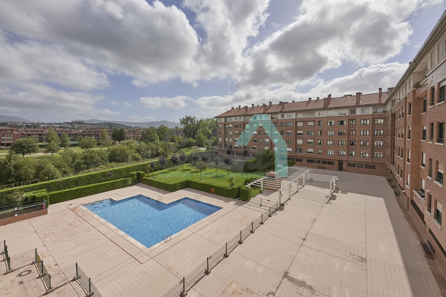 Piscina de Pis de lloguer en Gijón  amb Calefacció, Parquet i Moblat