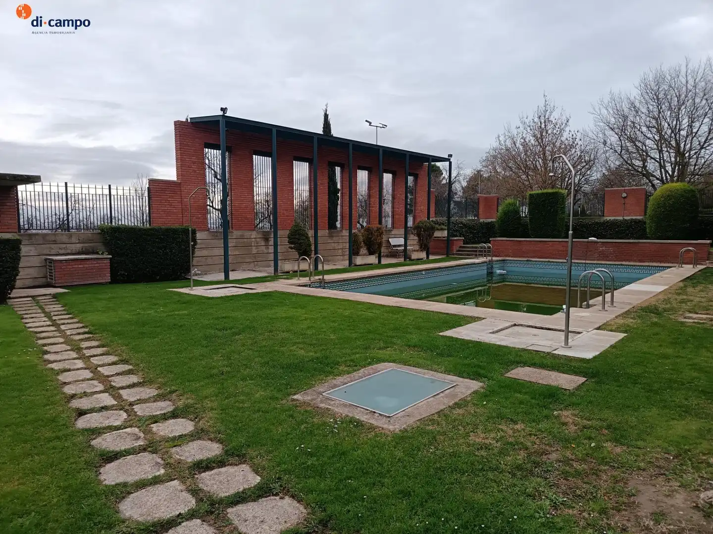 Piscina de Casa adosada en venda en Valladolid amb Jardí privat, Traster i Piscina comunitària