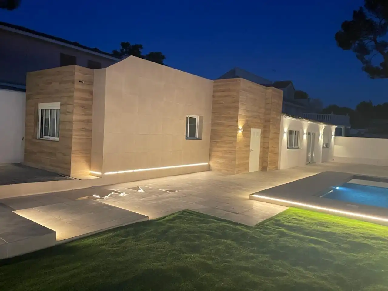Exterior view of Houses for rent in Paterna  with Air Conditioner, Private garden and Parquet flooring
