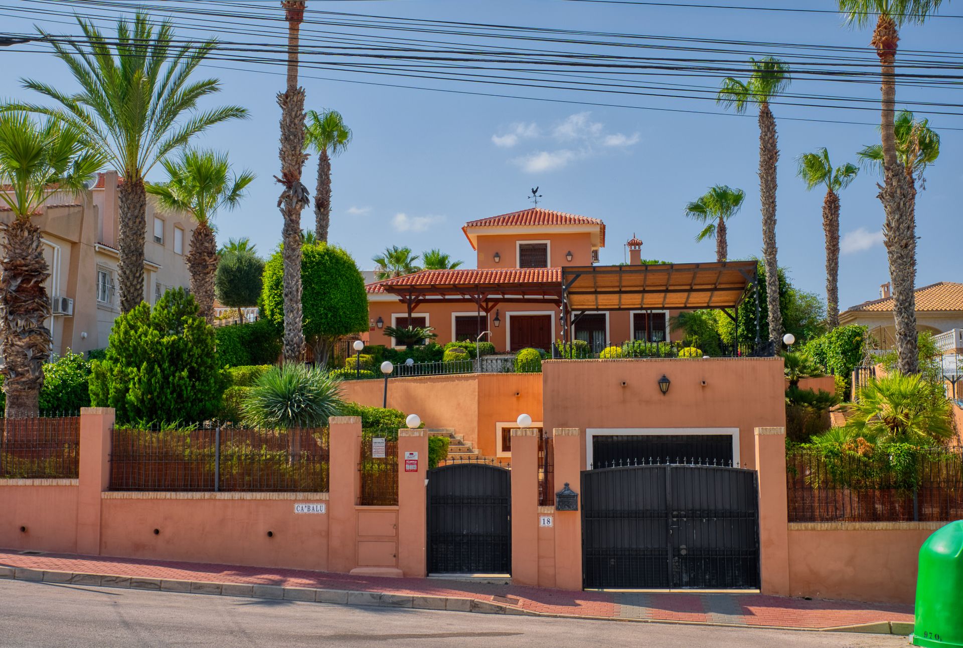 Vista exterior de Casa o xalet en venda en Torrevieja amb Aire condicionat, Calefacció i Jardí privat