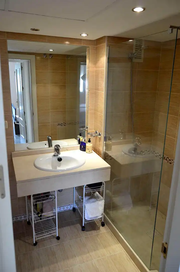 Badezimmer von Wohnungen zum Verkauf in Marbella mit Klimaanlage, Möbliert und Internet