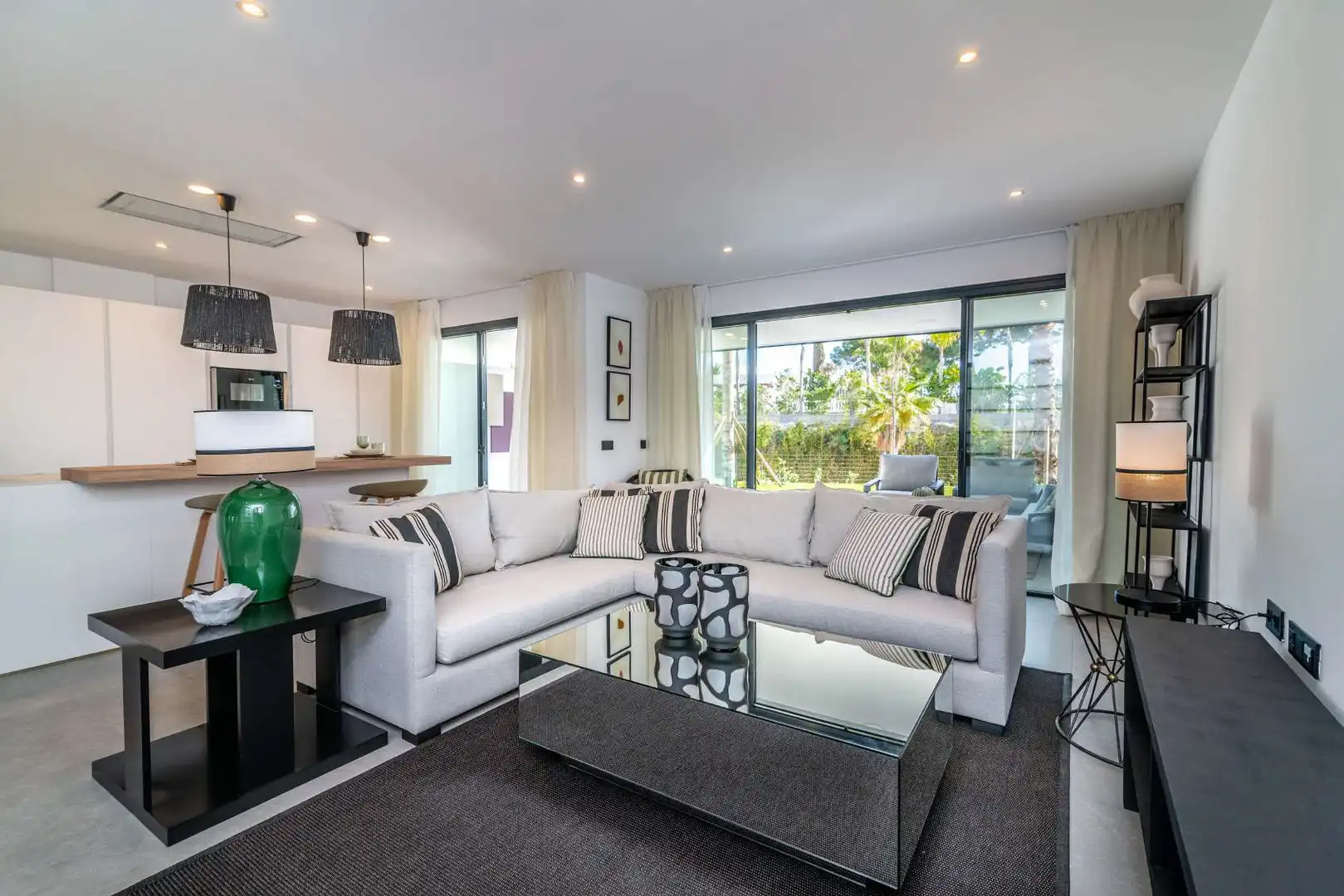 Sala d'estar de Planta baixa en venda en Estepona amb Aire condicionat, Terrassa i Traster