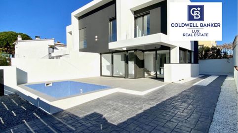 Casa nueva con piscina en Empuriabrava, Sector Requesens, cerca de la playa. Diseño moderno y orientación suroeste para luz natura