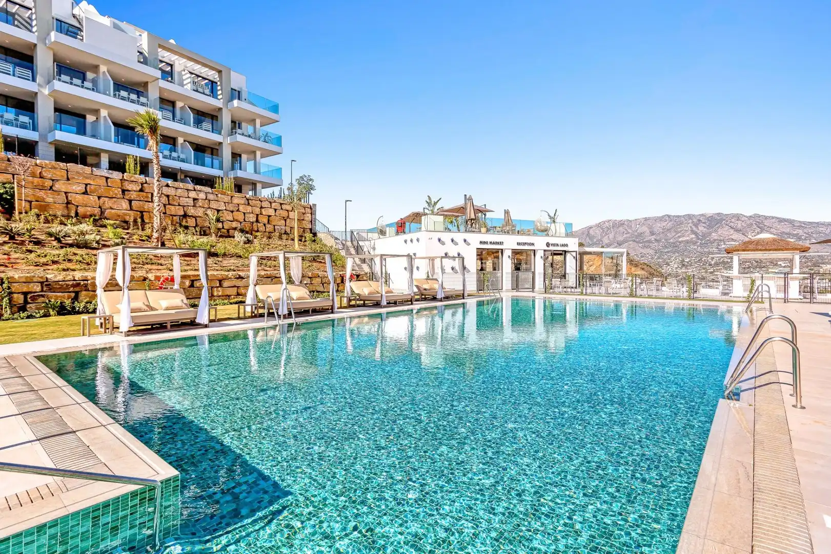 Piscina de Apartament en venda en Mijas amb Aire condicionat, Calefacció i Jardí privat