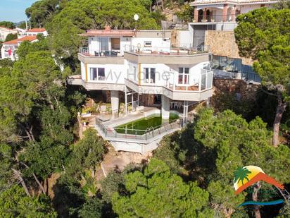 Vista exterior de Casa o xalet en venda en Lloret de Mar amb Aire condicionat, Terrassa i Piscina