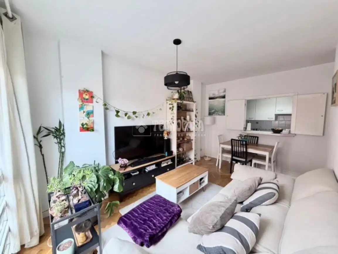Sala de estar de Piso en venta en Madrid con Calefacción, Parquet y Piscina comunitaria