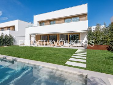 Casa amb balcó en venda a Vallpineda - Santa Bárbara
