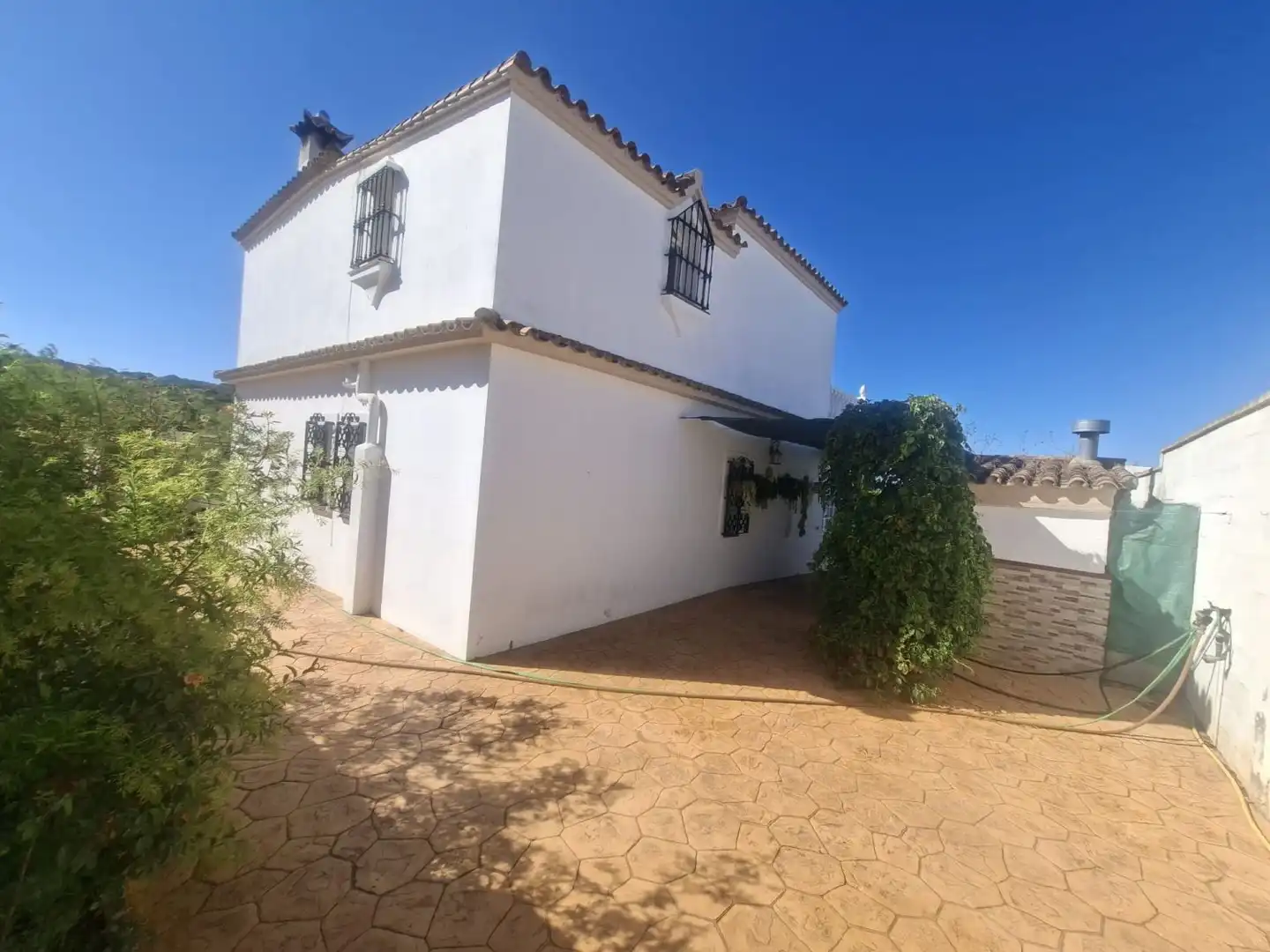 Vista exterior de Casa o xalet en venda en San Roque amb Aire condicionat, Calefacció i Jardí privat